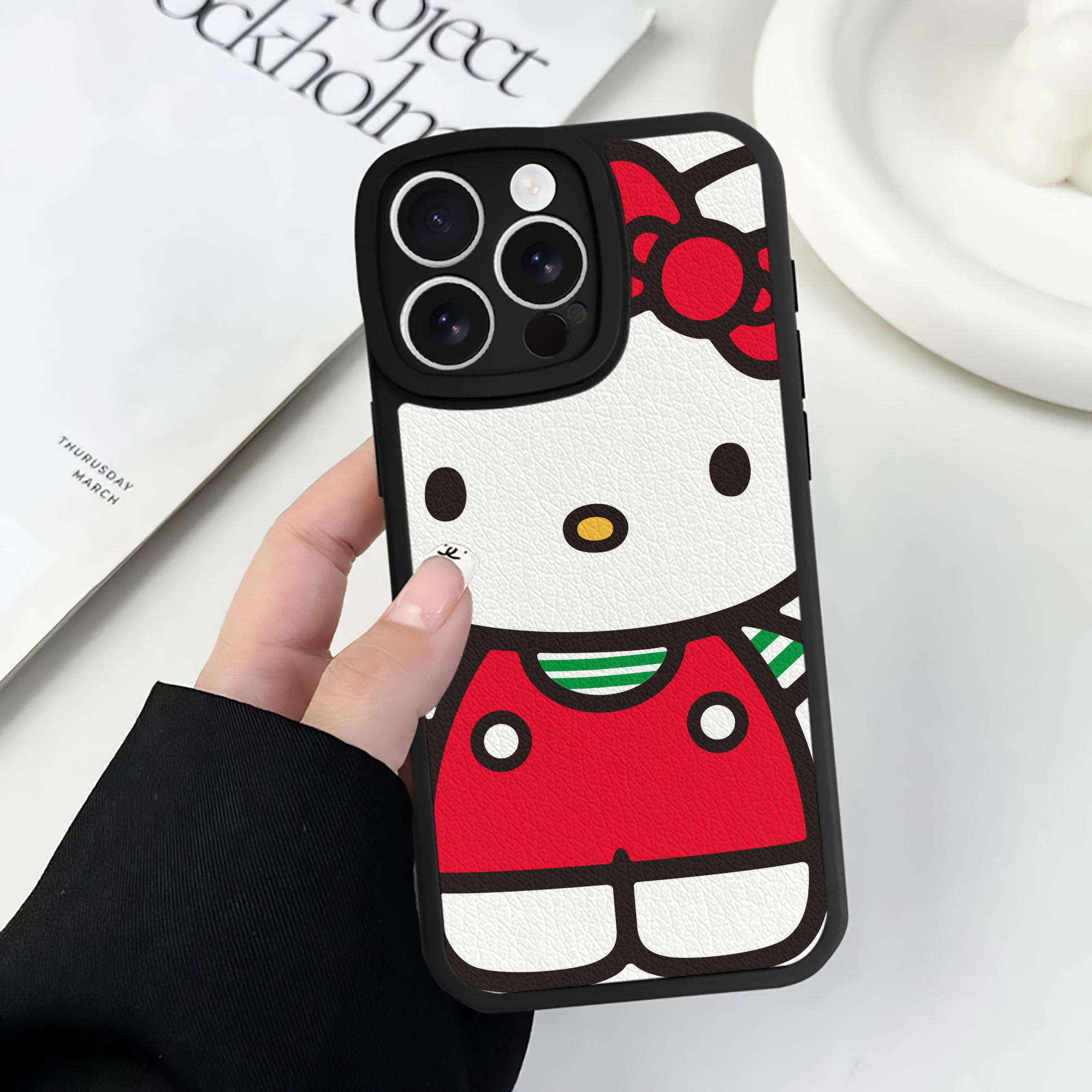 （画像用） Hello Kitty ハローキティ 【iPhone 16シリーズ対応】シリコンスマホケース（レザー調） 材質：シリコン